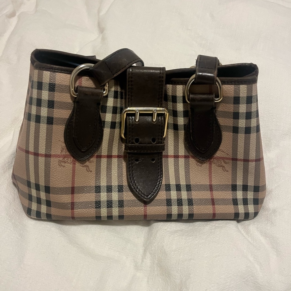 Vintage Burberry buckle small purse. This is a vintage Burberry bag!